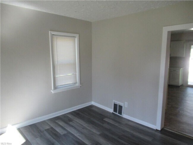 Building Photo - 5655 Columbia Dr