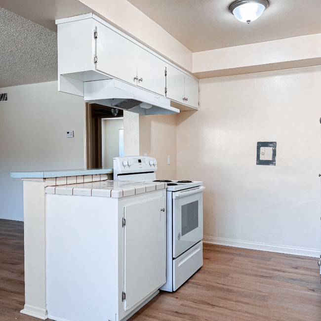 Photo - 1001 E Stearns Ave Apartment