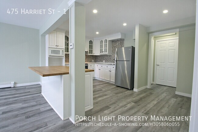 Photo du bâtiment - BEAUTIFUL 2 Bedroom Main floor with parking and private laundry