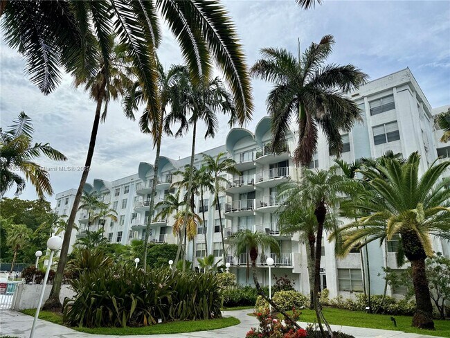 Foto del edificio - 492 NW 165th St