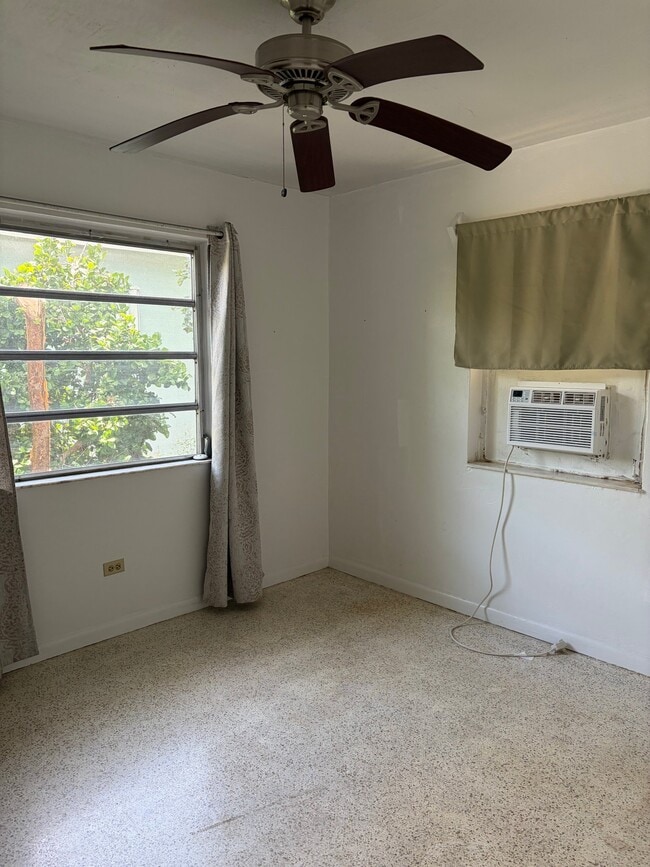 Building Photo - 117 N Bay Harbor Dr