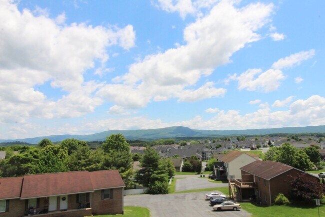 Foto del edificio - Fun and Stylish Living at Madison Manor! Top-Floor Condo with Vaulted Ceilings and Skylights