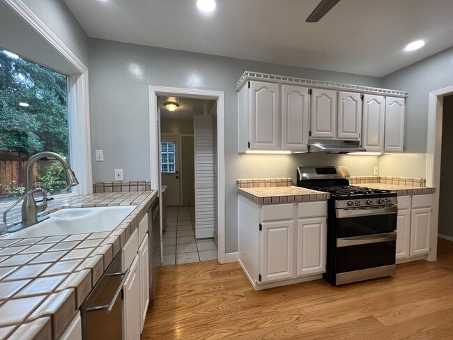 Building Photo - Attractive and Spacious 4 Bedroom 3 Bath R...