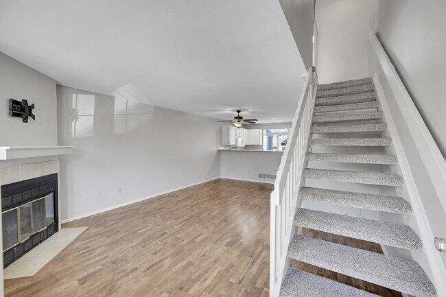 Building Photo - $2,195.00 - 2 Bed, 1.5 Bath, Townhome in L...
