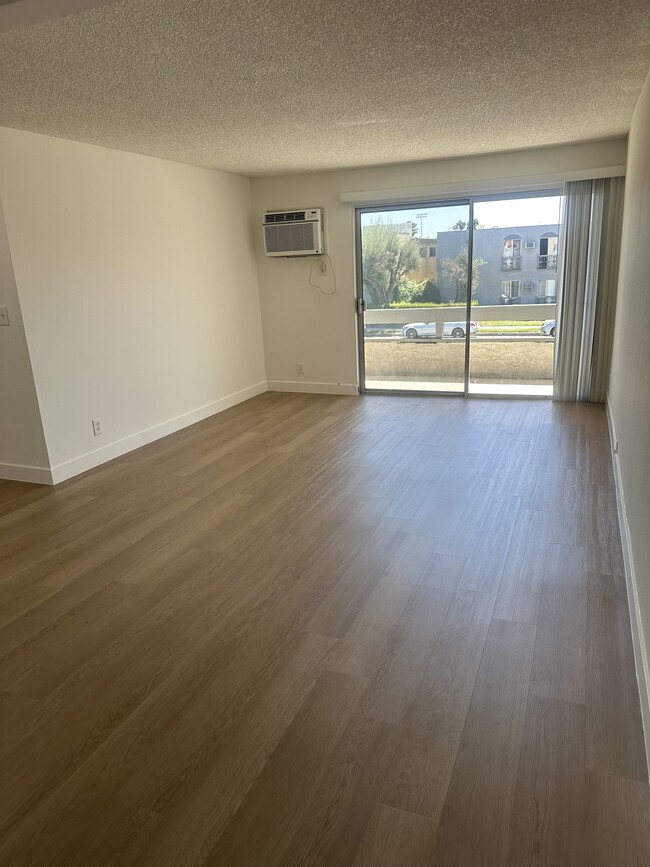 Foto del edificio - 21801 Roscoe Blvd