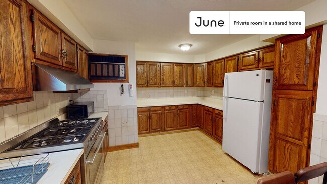 Foto del edificio - Room in Shared 5 bed/1 bath home