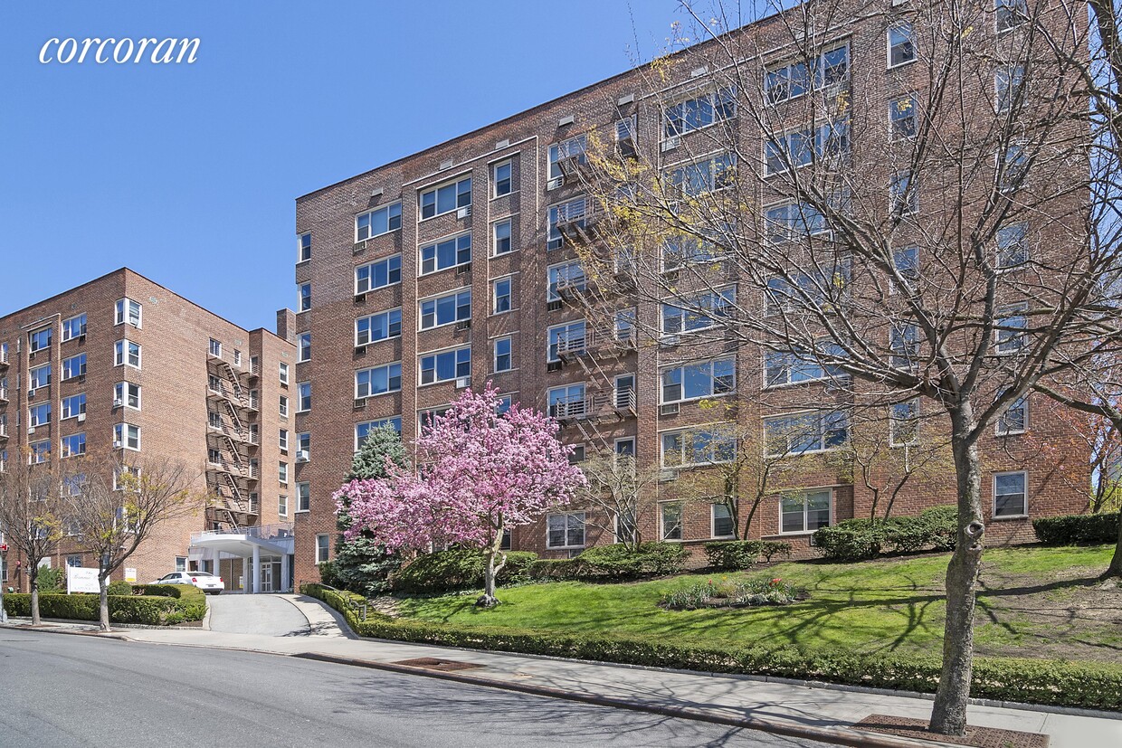 Building Photo - 629 Kappock St