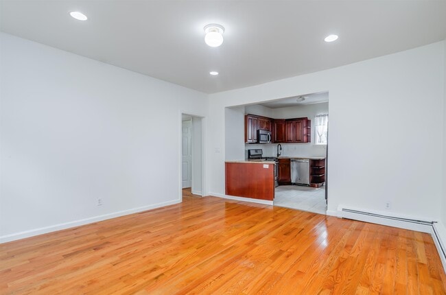 Building Photo - 144 Teaneck Rd