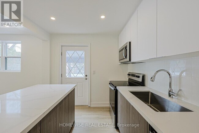 Photo du bâtiment - 100 Liberty St N