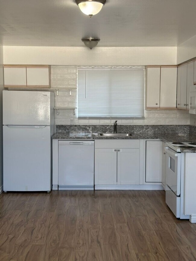 Building Photo - Cozy 2-Bedroom Duplex for Rent!