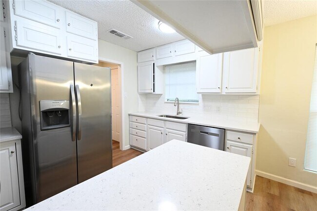 Foto del edificio - 9715 Oak Hollow Dr