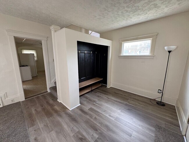 Foto del edificio - Three bedroom one bathroom home for rent