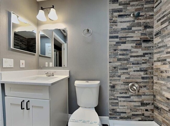 Building Photo - 2418 Radnor Ave