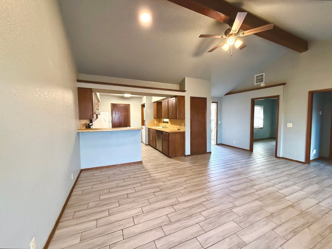 Foto principal - 2BD 1BA Duplex in NW OKC!