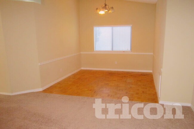 Foto del edificio - 3728 Mandarin Woods Dr N