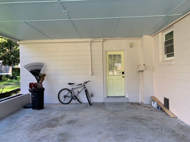 Building Photo - James Island Studio Available!