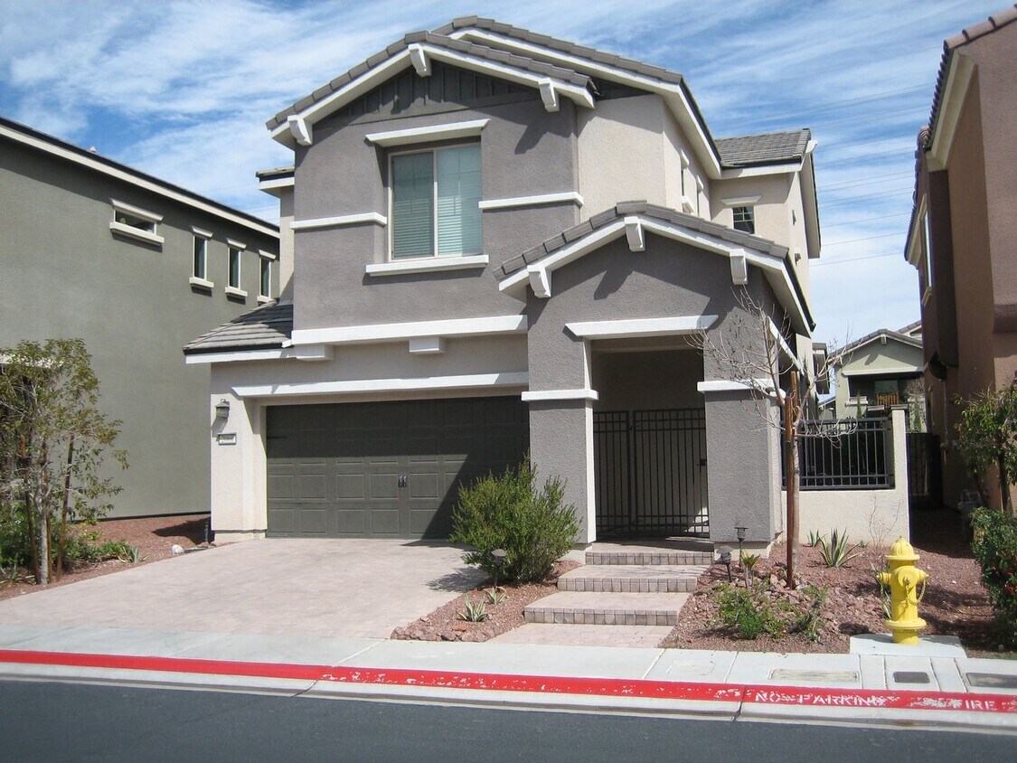 Foto principal - Beautiful 3 bd home in Summerlin Center ne...