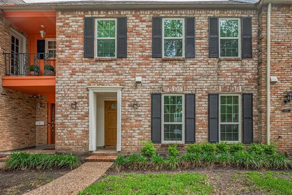 Primary Photo - 13040 Trail Hollow Dr