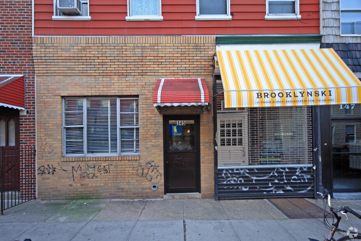Foto del edificio - 145 Driggs Ave