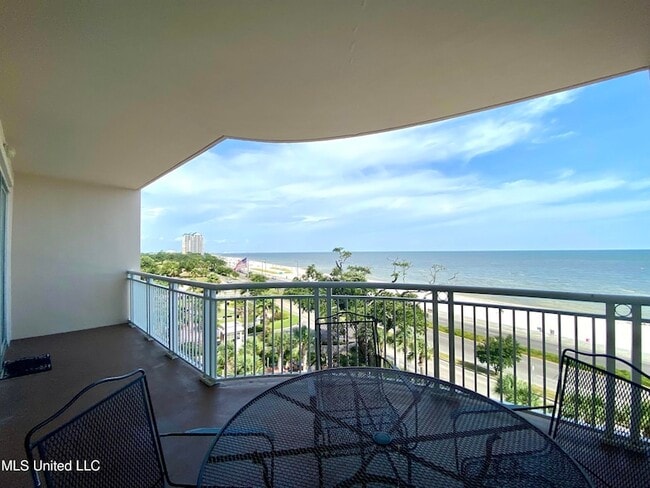 Building Photo - 2228 Beach Dr