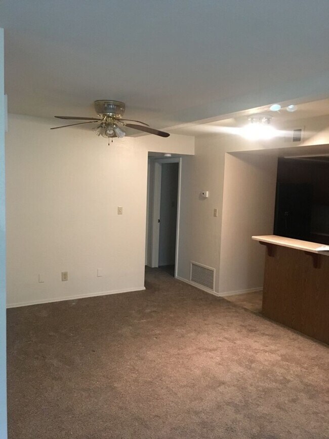 Building Photo - Very nice 2 bedroom condo