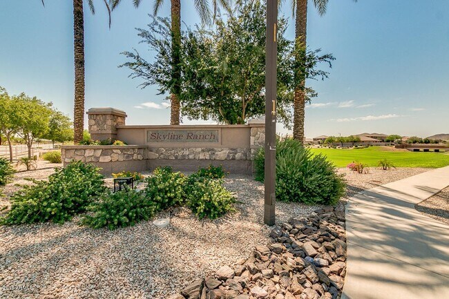 Foto del edificio - COMING SOON! Rare to find 5 bed 3 bath in ...