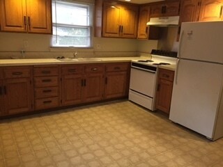 Building Photo - 3 bedroom home available in Rockford