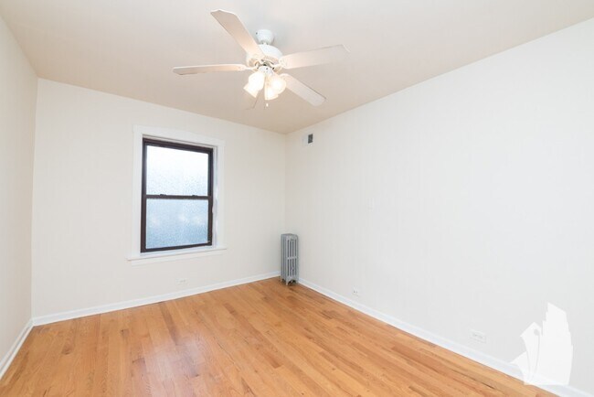 Building Photo - 3300 N Lakewood Ave