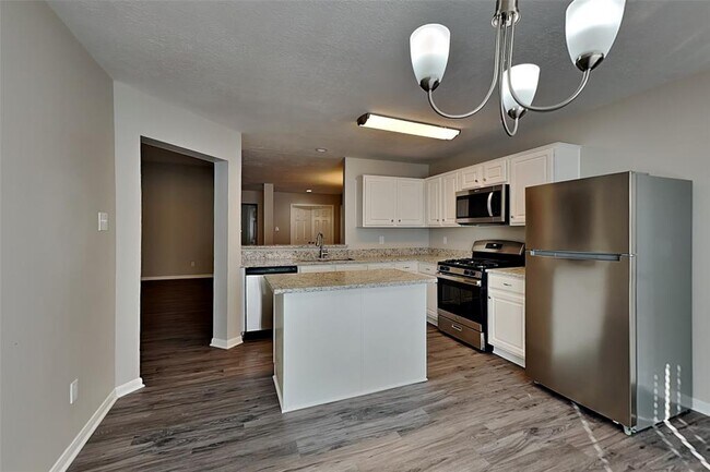 Foto del edificio - 6823 Woodland Oaks