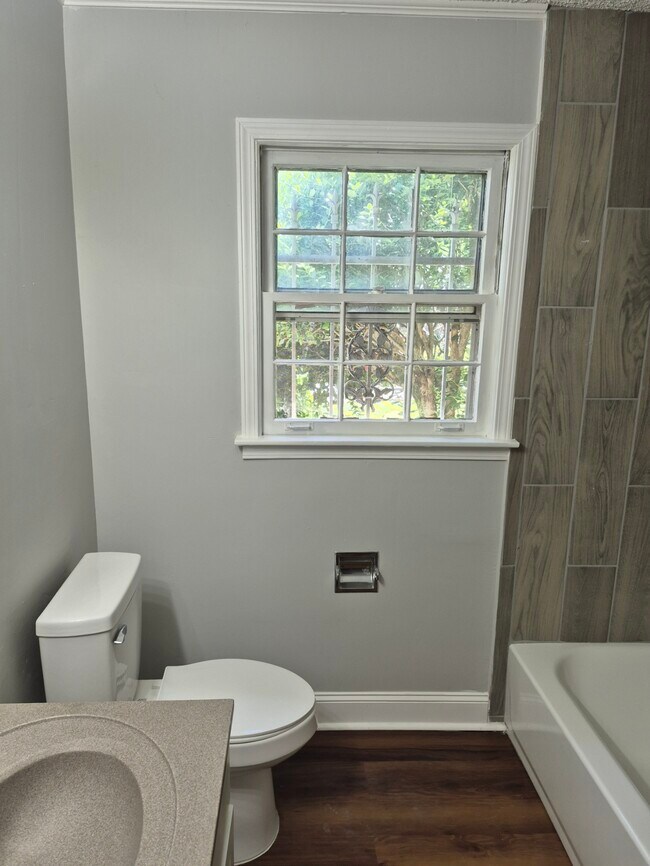 Foto del edificio - 3806 Blue Jay Rd