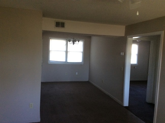 Building Photo - 321 Byron Rd