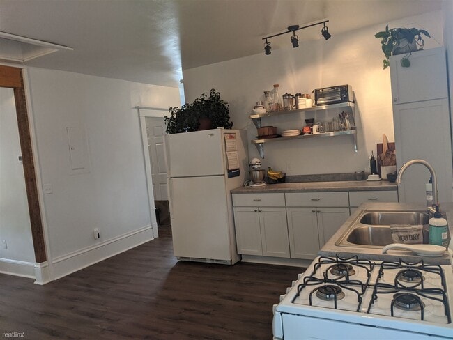 Building Photo - 1 br, 1 bath Triplex - 439 W Washington St...