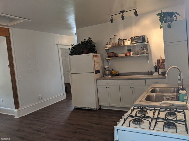 Foto del edificio - 1 br, 1 bath Triplex - 439 W Washington St...