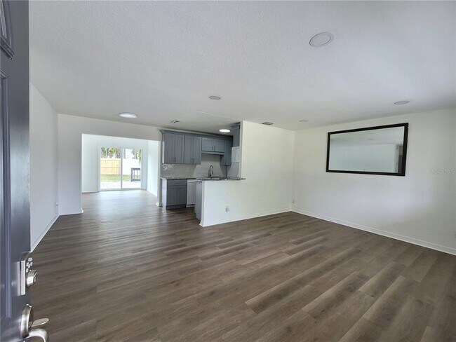Foto del edificio - 390 Davison Ave NE