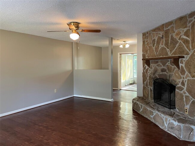 Building Photo - 259 Clubview Dr