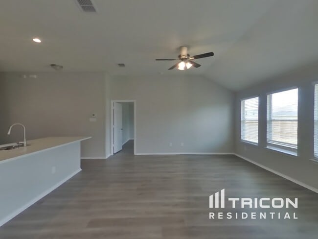 Building Photo - 2125 Bluebell Dr