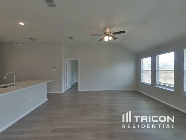 Foto del edificio - 2125 Bluebell Dr