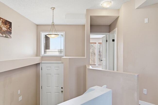 Building Photo - 84 Panora Cl NW