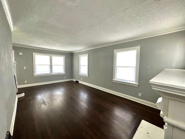 Building Photo - Spacious 3 Bedroom Home