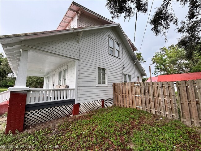 Building Photo - 22 W Lagrande St