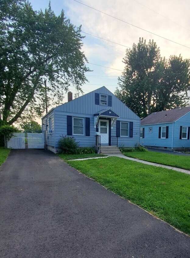 Primary Photo - Update 2 bed with nice fenced yard