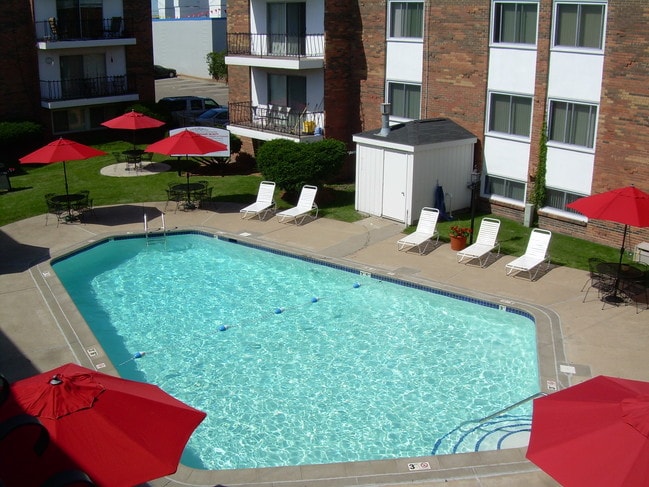 Pool - New Orleans Court Apartments and Townhomes