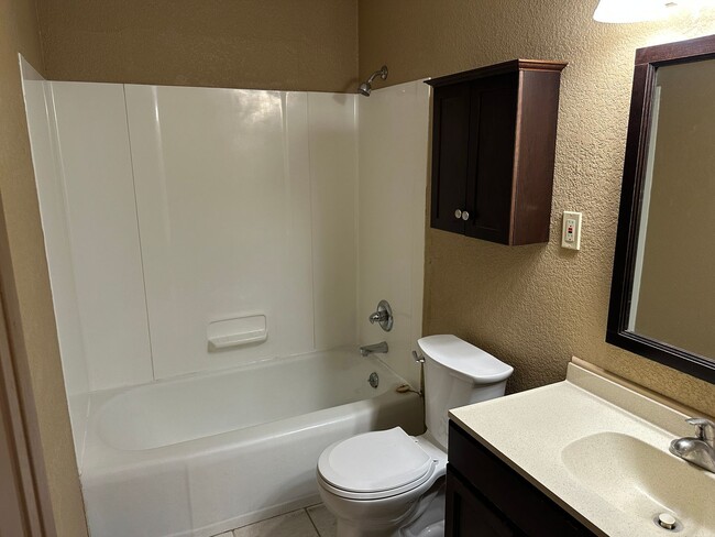 Building Photo - 3 Bedroom, 1 Bath House