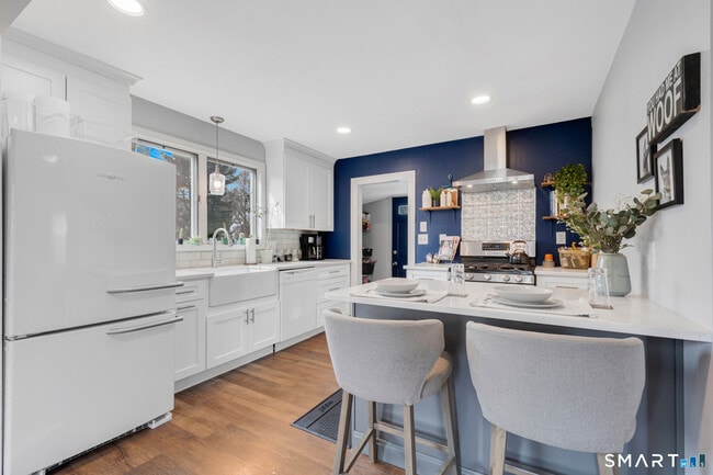 Building Photo - 393 Griswold St