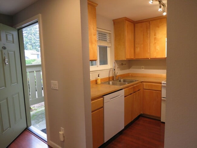 Foto del edificio - Juanita Townhome in Westwood Village ** 2bed/1.5 bath corner unit with Nice Private Backyard  $21...