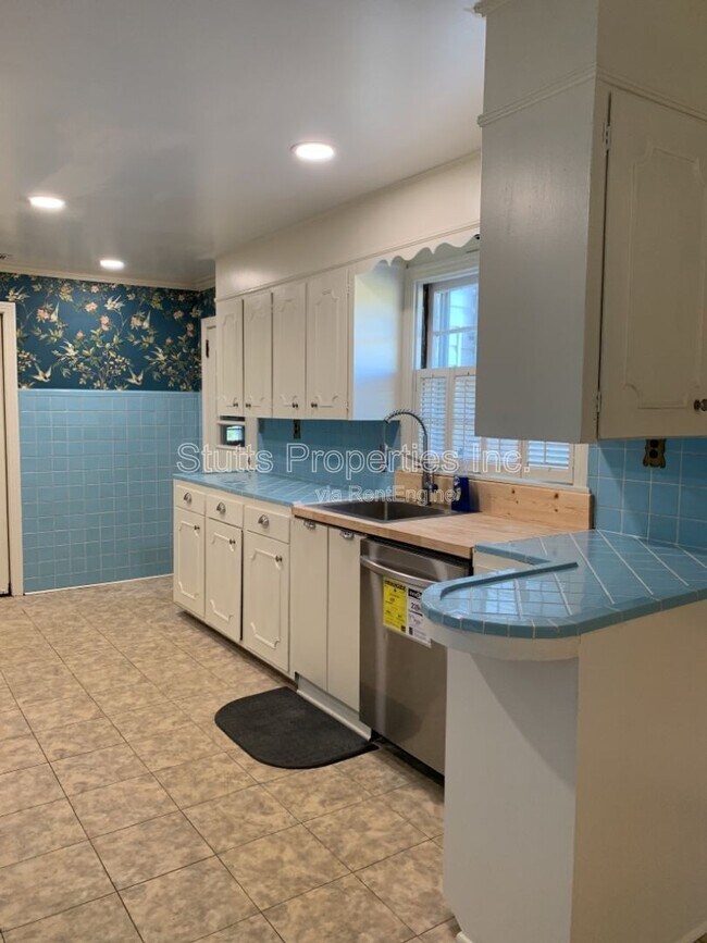 Building Photo - 1924 Chisholm Rd