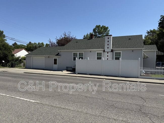 Building Photo - 2423 Pine St