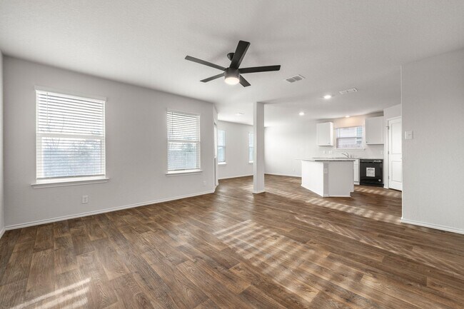 Foto del edificio - Like New, Open Floorplan, Greenbelt!!!