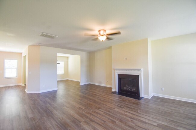Building Photo - 4 Bedrooms and 2.5 Baths- Kenlan Farms (Pe...