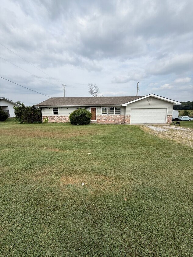 Foto principal - 3 bedroom/2 bathroom/2 car garage house